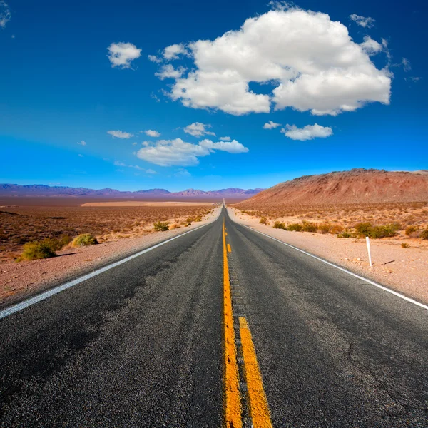 Camino interminable a Death Valley California — Foto de Stock