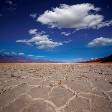 Badwater Havzası Ölüm Vadisi tuz formasyonları