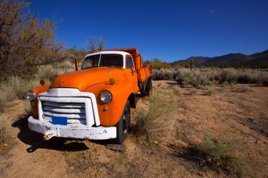 Kaliforniya çöl herhangi bir yerinde vintage kamyon