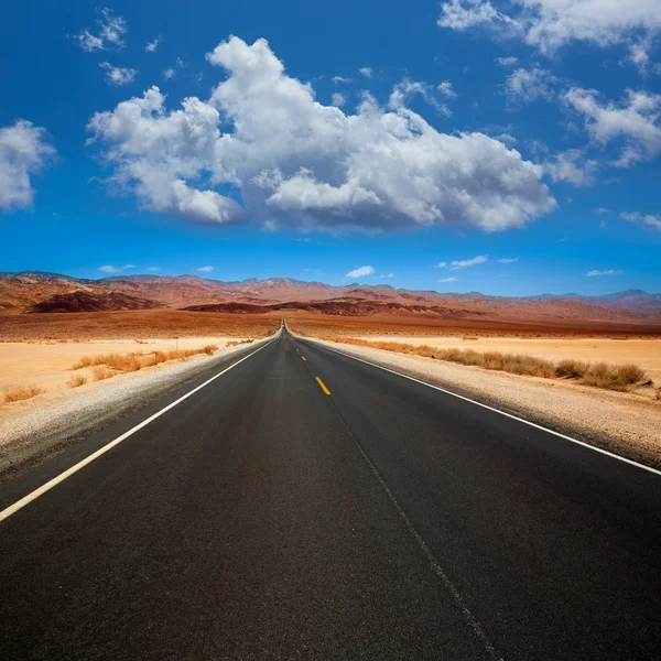 Death valley rovná cesta v pouštní národním parku — Stock fotografie