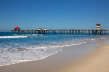 Huntington beach iskelesinden cankurtaran Kulesi ile ABD şehir sörf