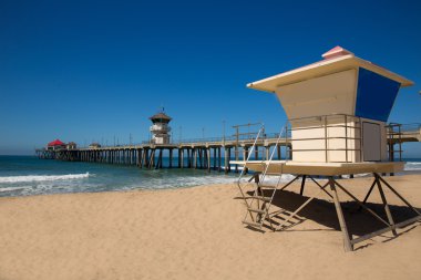 Huntington beach iskelesinden cankurtaran Kulesi ile ABD şehir sörf