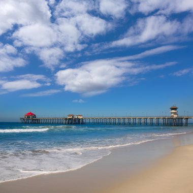 Huntington beach iskelesinden cankurtaran Kulesi ile ABD şehir sörf