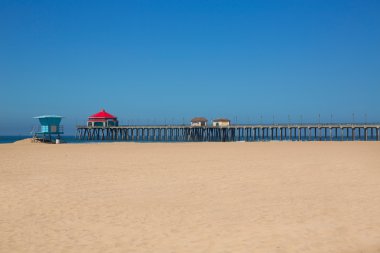 Huntington beach iskelesinden cankurtaran Kulesi ile ABD şehir sörf