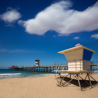 Huntington beach iskelesinden cankurtaran Kulesi ile ABD şehir sörf