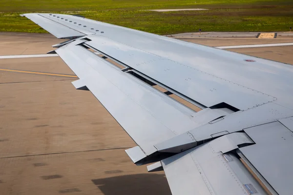 空港で離陸航空機飛行機の翼 — ストック写真