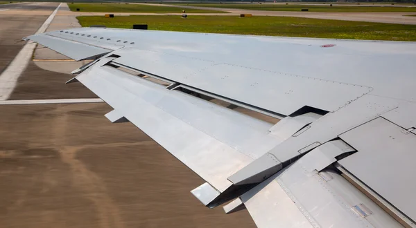 Vliegtuigen vliegtuig vleugel opstijgen op luchthaven — Stockfoto