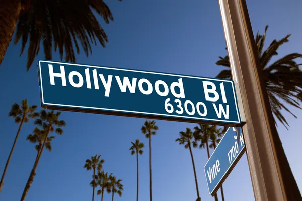 Hollywood Boulevard mit Schildern auf Palmen — Stockfoto