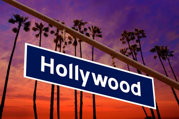 Hollywood California cartello stradale a luci rosse con alberi di pam foto — Foto Stock