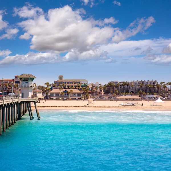 Huntington beach surfen stad VS pier met badmeester toren — Stockfoto