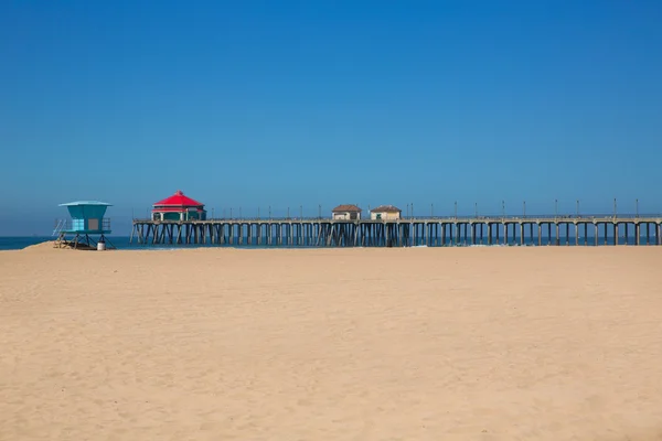 Huntington beach iskelesinden cankurtaran Kulesi ile ABD şehir sörf — Stok fotoğraf