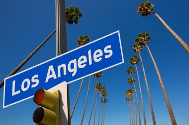 La los angeles palmiye ağaçları içinde bir satır yol işaret Foto montaj