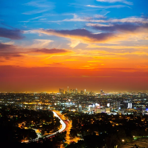 Το βράδυ στο κέντρο της πόλης la Λος Άντζελες ηλιοβασίλεμα στον ορίζοντα Καλιφόρνια — Φωτογραφία Αρχείου
