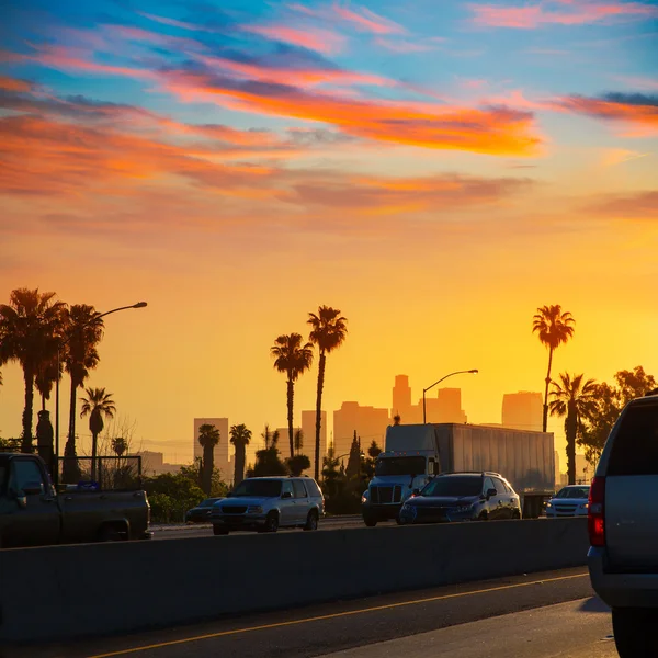 La los angeles Sonnenuntergang Skyline mit Verkehr Kalifornien — Stockfoto