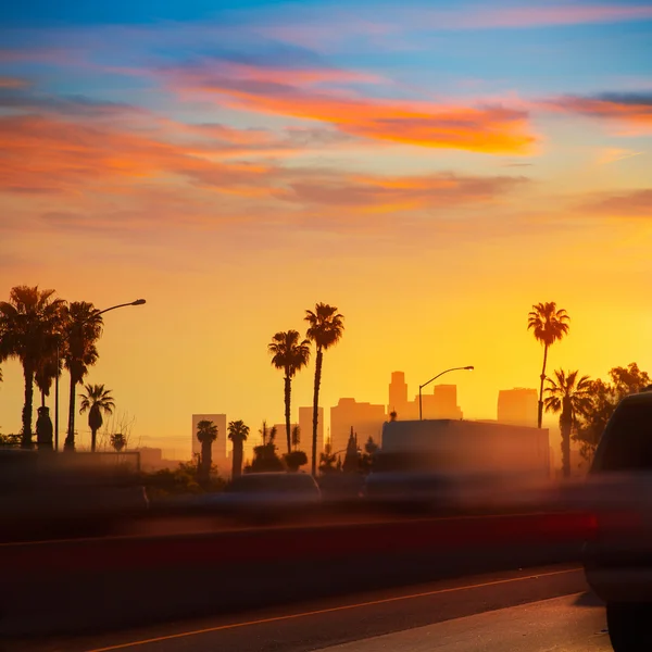 La los angeles sunset skyline met verkeer Californië — Stockfoto