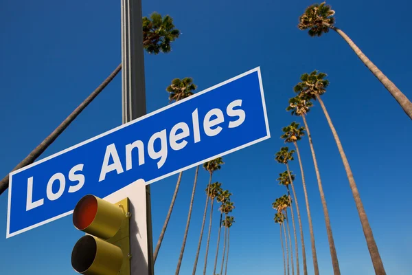 Los Ángeles palmeras en una fila señal de tráfico foto monte —  Fotos de Stock