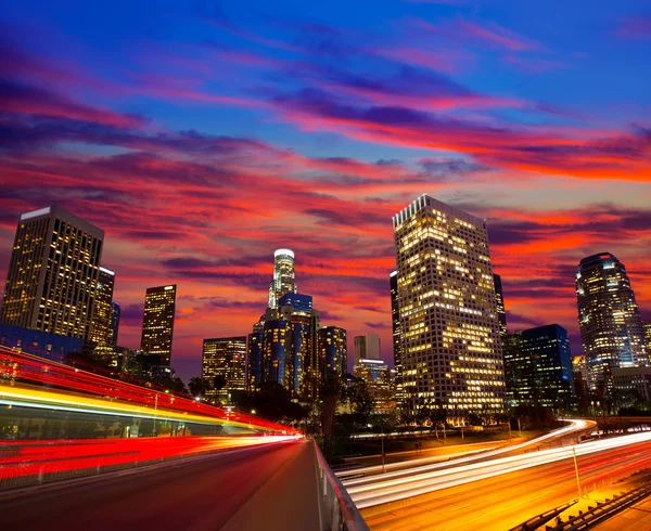 Το βράδυ στο κέντρο της πόλης la Λος Άντζελες ηλιοβασίλεμα στον ορίζοντα Καλιφόρνια — Φωτογραφία Αρχείου