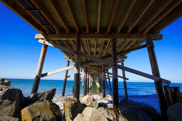 下から米国カリフォルニア州のニューポートビーチの桟橋 — ストック写真