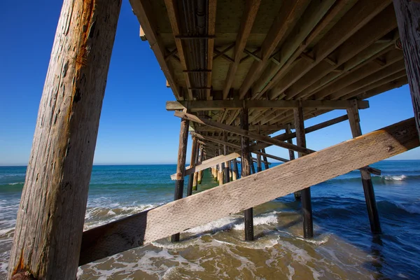 Newport praia cais na Califórnia EUA a partir de baixo — Fotografia de Stock
