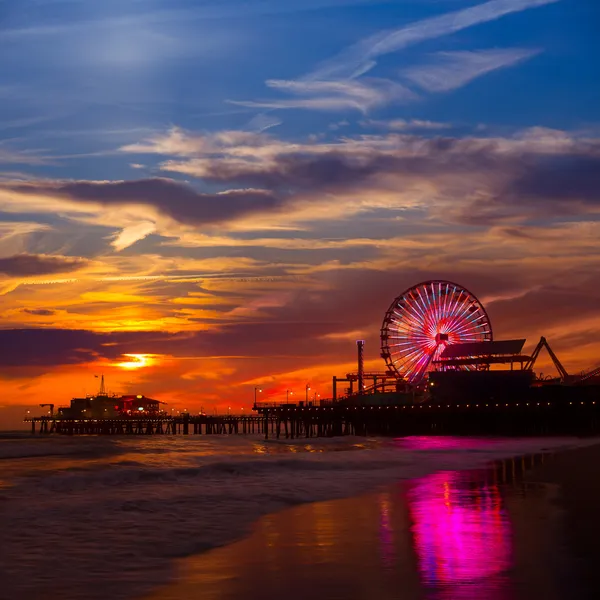 Santa monica Kalifornie západ slunce na molo ferrys kolo — Stock fotografie