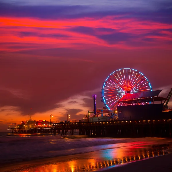 Santa monica Californië zonsondergang op pier ferrys wiel — Stockfoto