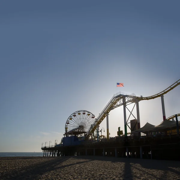 Santa Moica Pier Riesenrad bei Sonnenuntergang in Kalifornien — Stockfoto