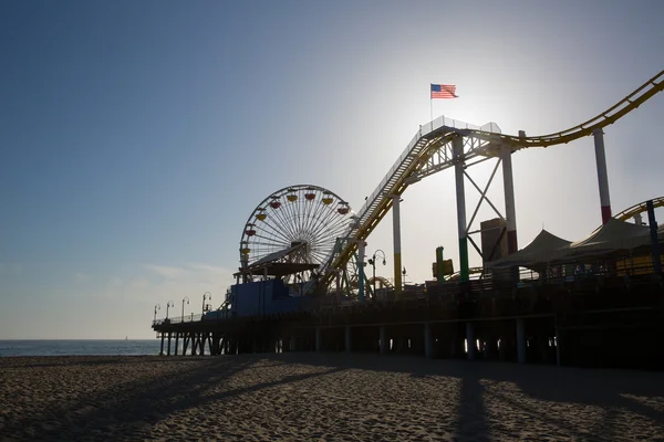 Roda Ferris do cais de Santa Moica ao pôr-do-sol na Califórnia — Fotografia de Stock