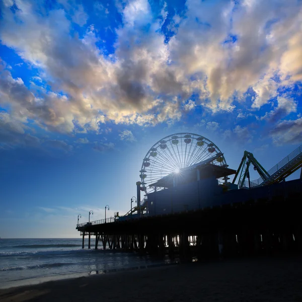 Santa moica pier ferris wheel bij zonsondergang in Californië — Stockfoto