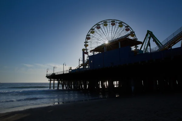 Roda Ferris do cais de Santa Moica ao pôr-do-sol na Califórnia — Fotografia de Stock