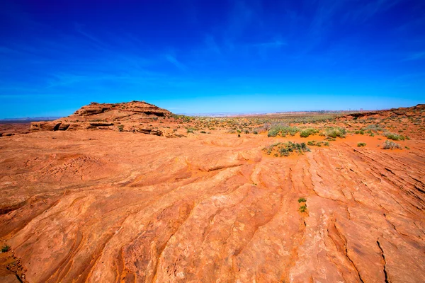 Arizona wüste in der nähe des colorado flusses usa orange erde und blauer himmel — Stockfoto