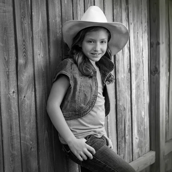 Crianças menina como cowgirl criança posando na cerca de madeira — Fotografia de Stock