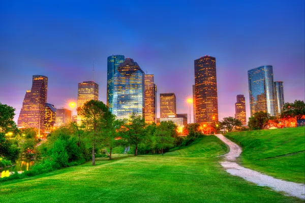 Houston texas modern skyline günbatımı alacakaranlıkta park üzerine