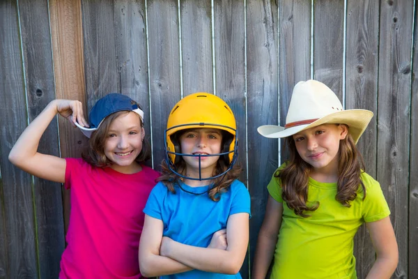 Zuster en vrienden sport jongen meisjes portret glimlachend gelukkig — Stockfoto