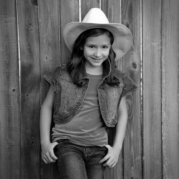 Bambini ragazza come cowgirl bambino in posa su recinzione di legno — Foto Stock