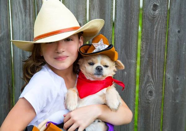 Menina bonita cowboy garoto segurando chihuahua com chapéu xerife — Fotografia de Stock