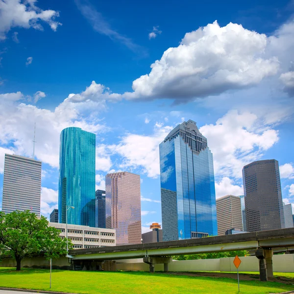 Houston Texas Skyline arranha-céus modernos e céu azul — Fotografia de Stock