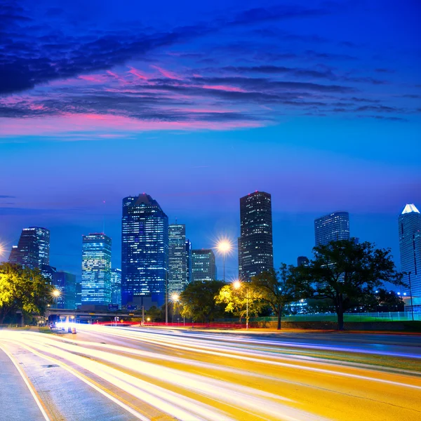 Houston texas panoramę miasta o zachodzie słońca z sygnalizacją świetlną — Zdjęcie stockowe