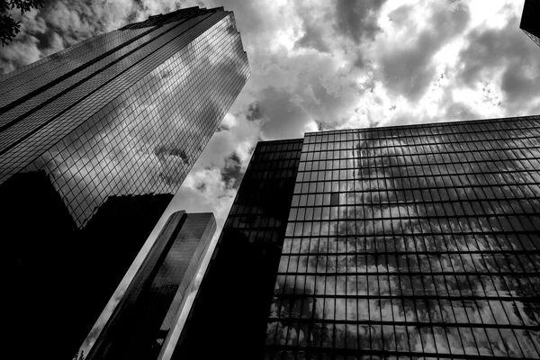 Preto e branco Houston Texas edifícios espelho centro da cidade — Fotografia de Stock