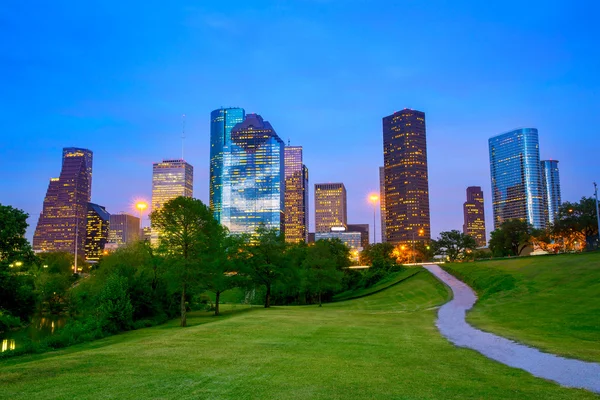 Houston Texas horizonte moderno ao pôr do sol crepúsculo do parque — Fotografia de Stock