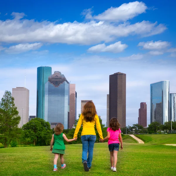 Mãe e filhas andando de mãos dadas no horizonte da cidade — Fotografia de Stock