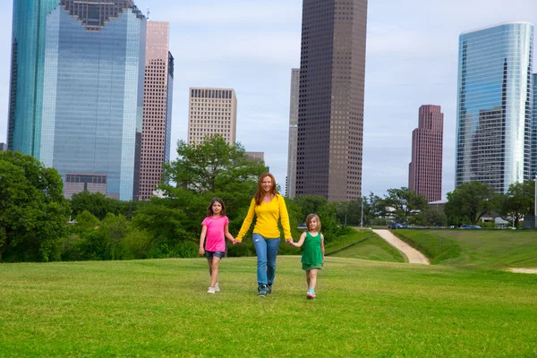 Matka a dcery chůzi držel ruku na panorama města — Stock fotografie