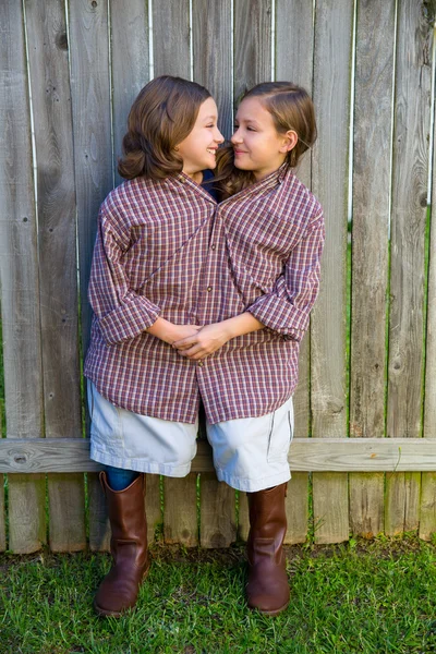 Meninas gêmeas vestidas de siamês com sua camisa do pai — Fotografia de Stock