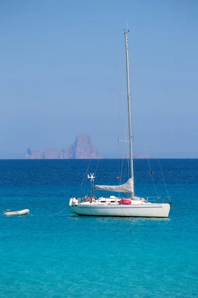 Es Vedra bakgrunn med seilbåt fra Formentera – stockfoto
