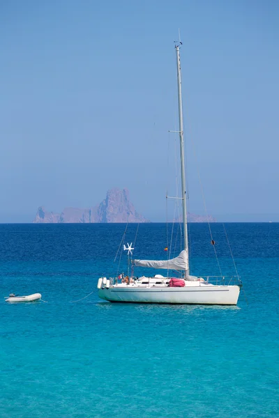 ES vedra pozadí s plachetnice z formentera — Stock fotografie