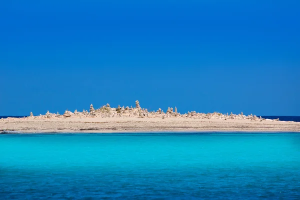 Остров Форментера Иллетес с каменными скульптурами — стоковое фото