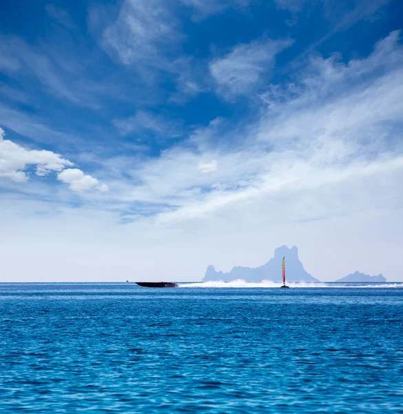 Es Vedra Ibiza silhouette with boats Formentera view — Stock Photo, Image