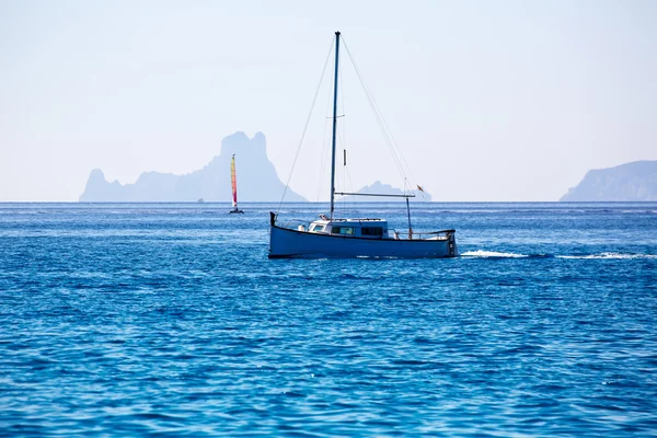Es Vedra Ibiza silhouette with boats Formentera view — Stock Photo, Image