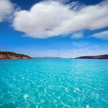 Ibiza cala bassa plaj turkuaz Akdeniz ile