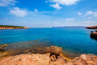 Ibiza cala bassa plaj turkuaz Akdeniz ile