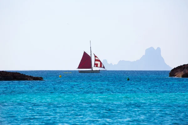 Formentera alkaen Illetes view es Vedra Ibiza ja purjevene — kuvapankkivalokuva